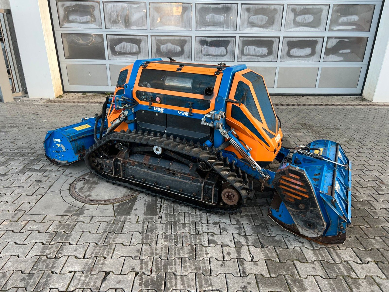 Irus Twin 75V2 Raupe / Mulcher / Funk - ماكينات قطع الحشائش الغابات: صور 2 Irus Twin 75V2 Raupe / Mulcher / Funk - ماكينات قطع الحشائش الغابات: صور 2