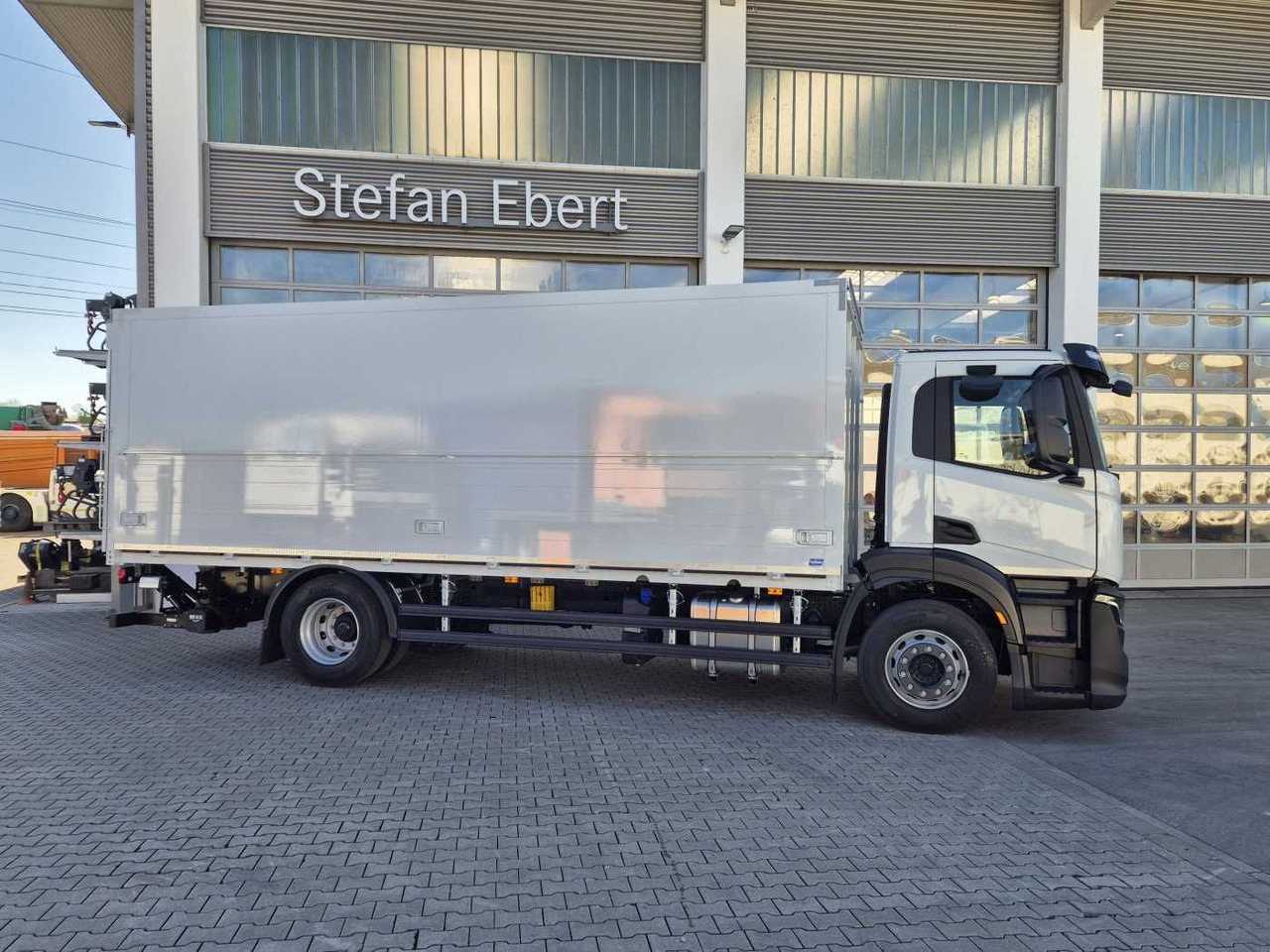 Iveco S-Way AD190S40/FP Böse Schwenkwand LBW 2x AHK - نقل الشراب شاحنة: صور 4 Iveco S-Way AD190S40/FP Böse Schwenkwand LBW 2x AHK - نقل الشراب شاحنة: صور 4