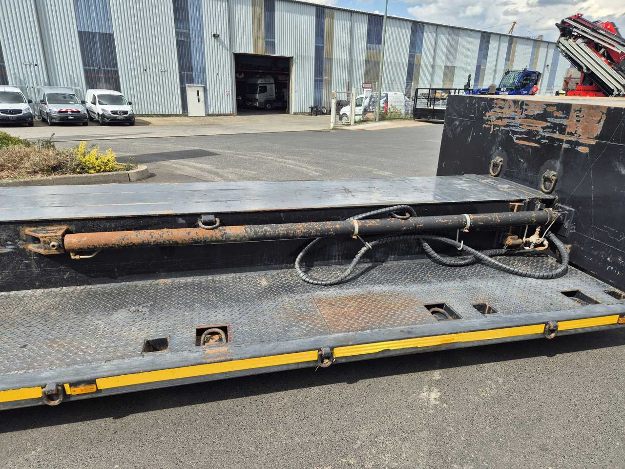 عربة مسطحة منخفضة نصف مقطورة LinTrailers S2A 14 LSDN Teleskopierbar BPW-Achsen 57.000km: صور 11