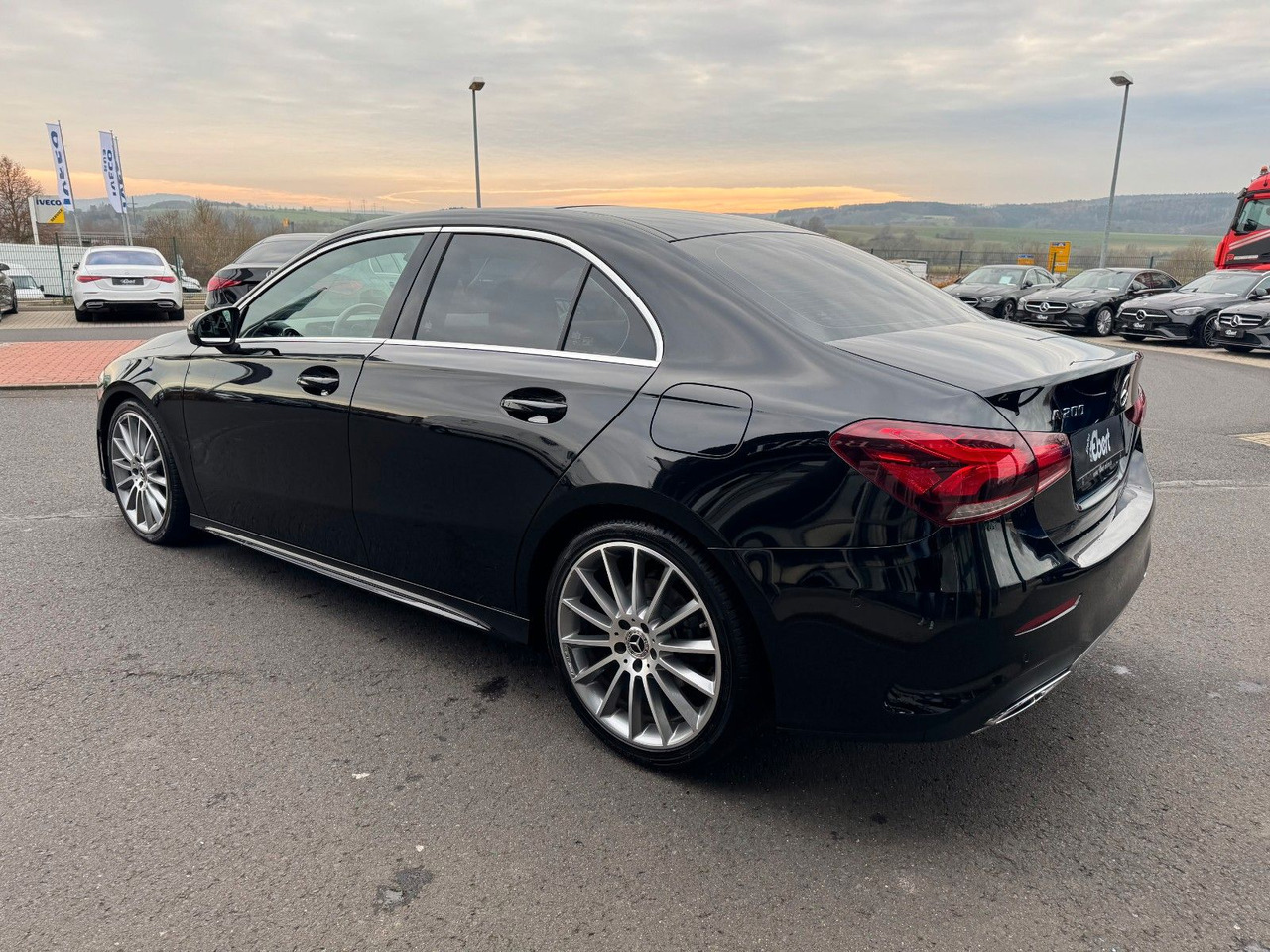 Mercedes-Benz A 200 AMG 19"+Ambiente+R-Kamera+Pano+LED+MBUX - سيدان: صور 3 Mercedes-Benz A 200 AMG 19"+Ambiente+R-Kamera+Pano+LED+MBUX - سيدان: صور 3