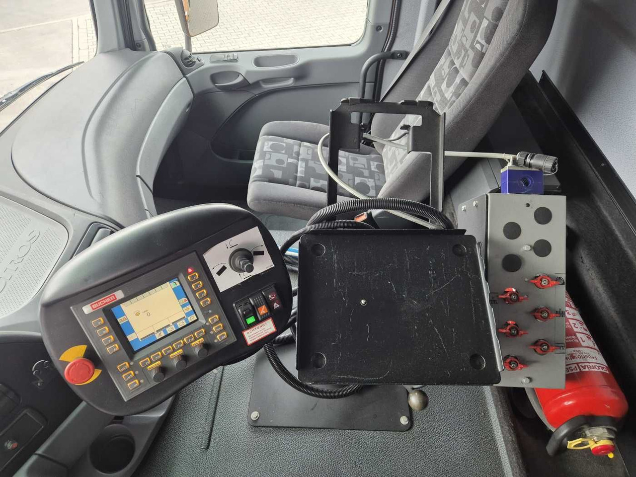 سياره كنس شوارع Mercedes-Benz Actros 2032 A 4x4 Bucher STKF 9500 Airport 30x: صور 11