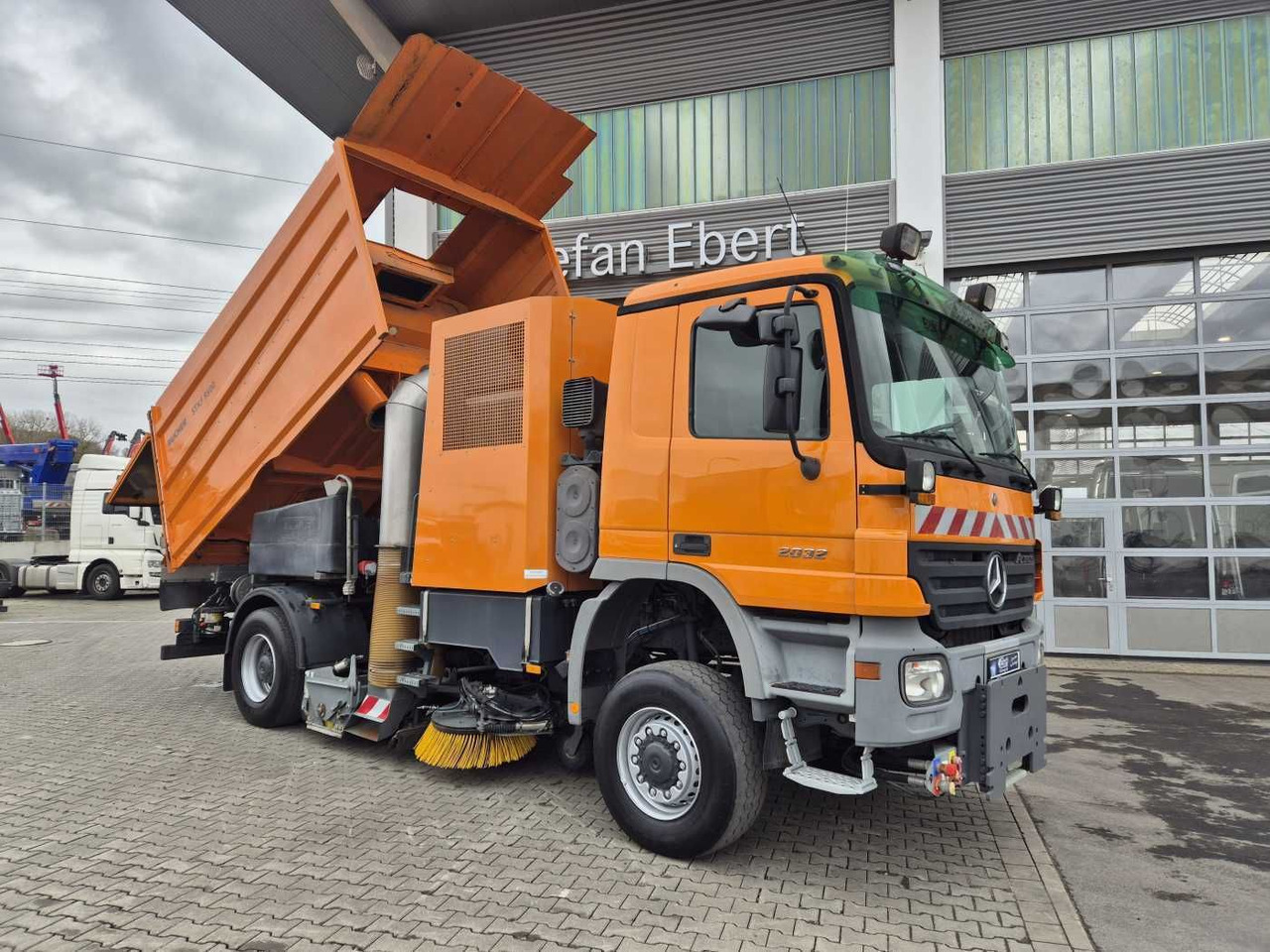 Mercedes-Benz Actros 2032 A 4x4 Bucher STKF 9500 Airport 30x - سياره كنس شوارع: صور 2 Mercedes-Benz Actros 2032 A 4x4 Bucher STKF 9500 Airport 30x - سياره كنس شوارع: صور 2
