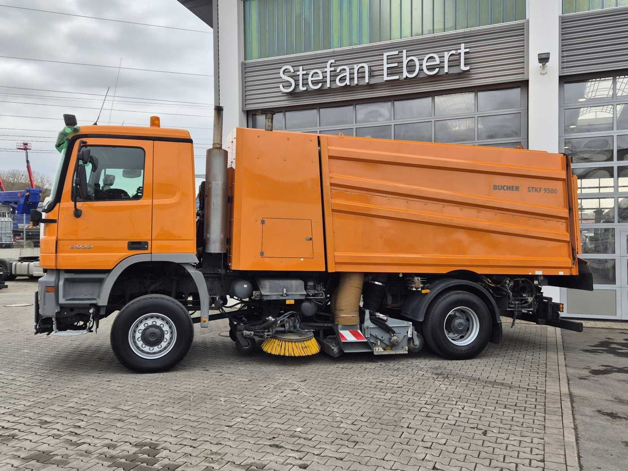Mercedes-Benz Actros 2032 A 4x4 Bucher STKF 9500 Airport 30x - سياره كنس شوارع: صور 5 Mercedes-Benz Actros 2032 A 4x4 Bucher STKF 9500 Airport 30x - سياره كنس شوارع: صور 5