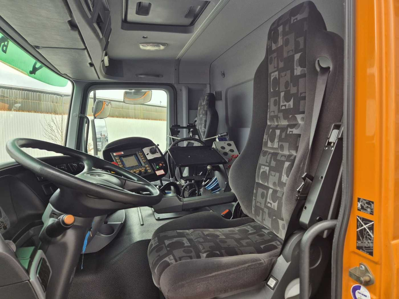 سياره كنس شوارع Mercedes-Benz Actros 2032 A 4x4 Bucher STKF 9500 Airport 30x: صور 10