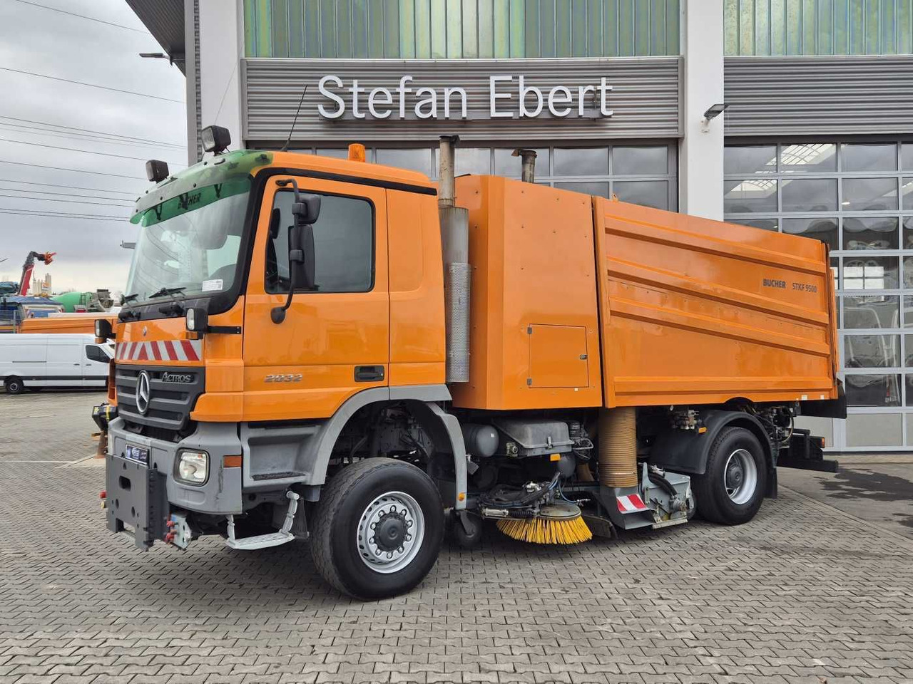 Mercedes-Benz Actros 2032 A 4x4 Bucher STKF 9500 Airport 30x - سياره كنس شوارع: صور 3 Mercedes-Benz Actros 2032 A 4x4 Bucher STKF 9500 Airport 30x - سياره كنس شوارع: صور 3