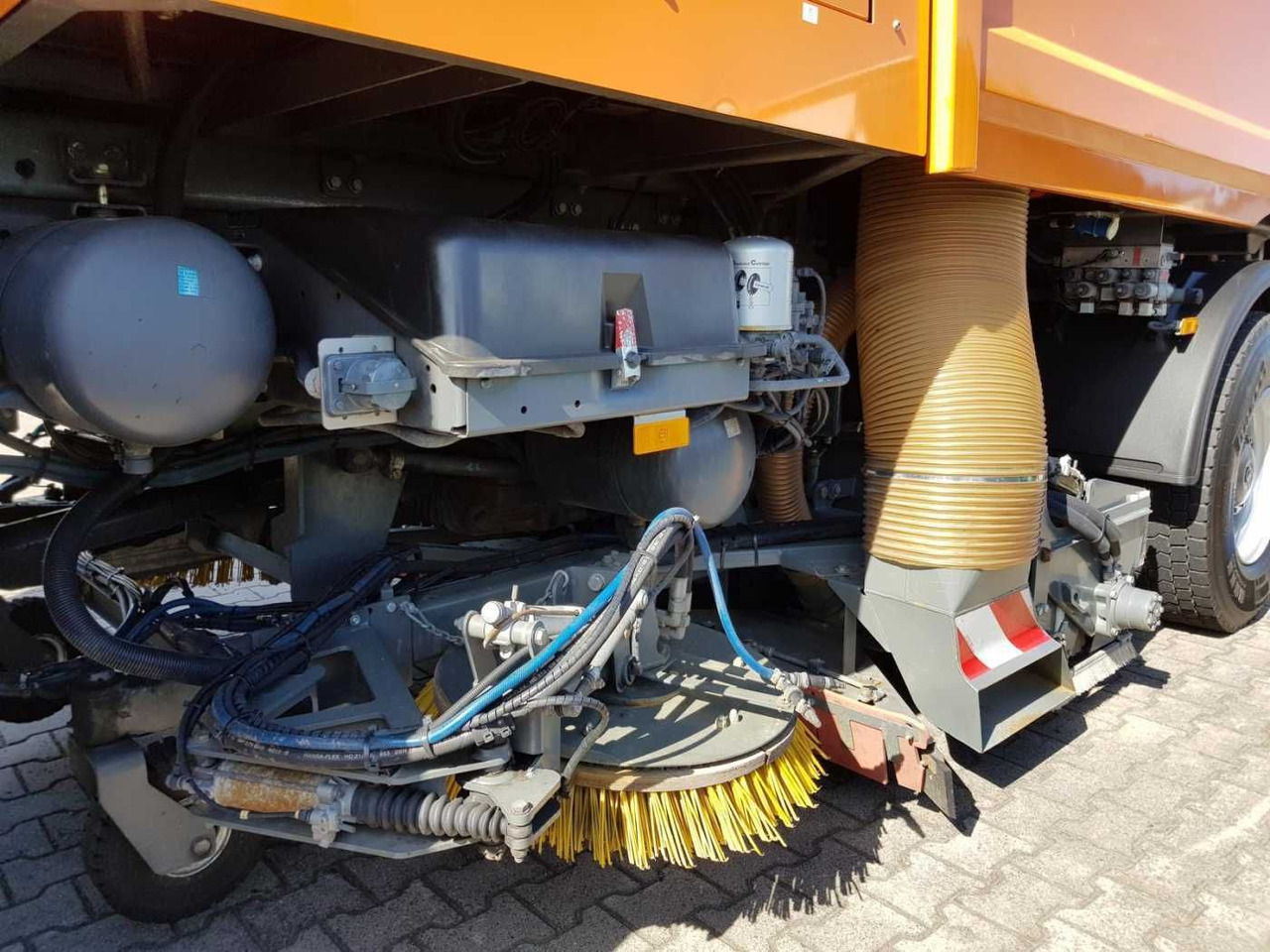 سياره كنس شوارع Mercedes-Benz Actros 2032 A 4x4 Bucher STKF 9500 Airport: صور 10