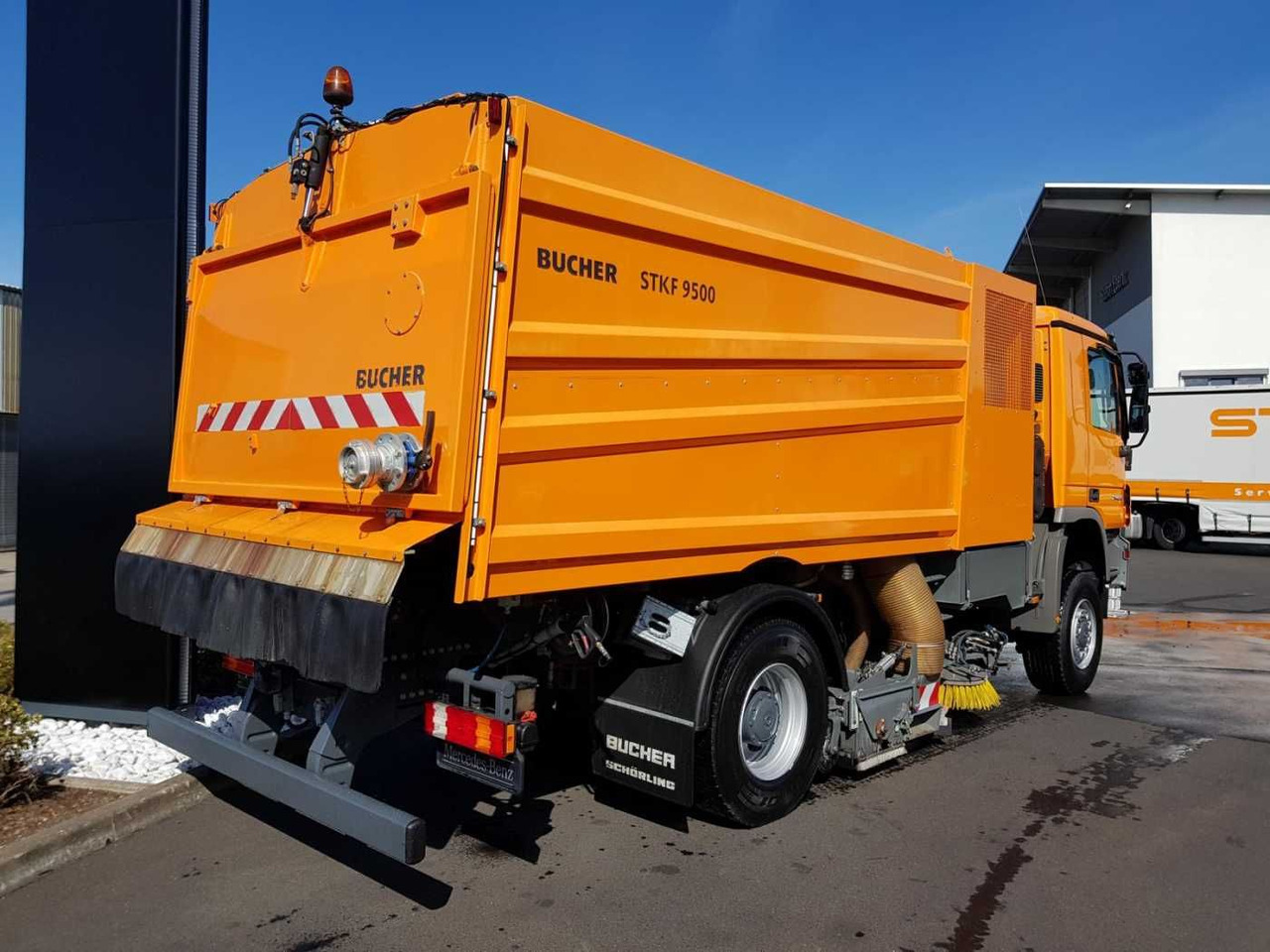 سياره كنس شوارع Mercedes-Benz Actros 2032 A 4x4 Bucher STKF 9500 Airport: صور 8