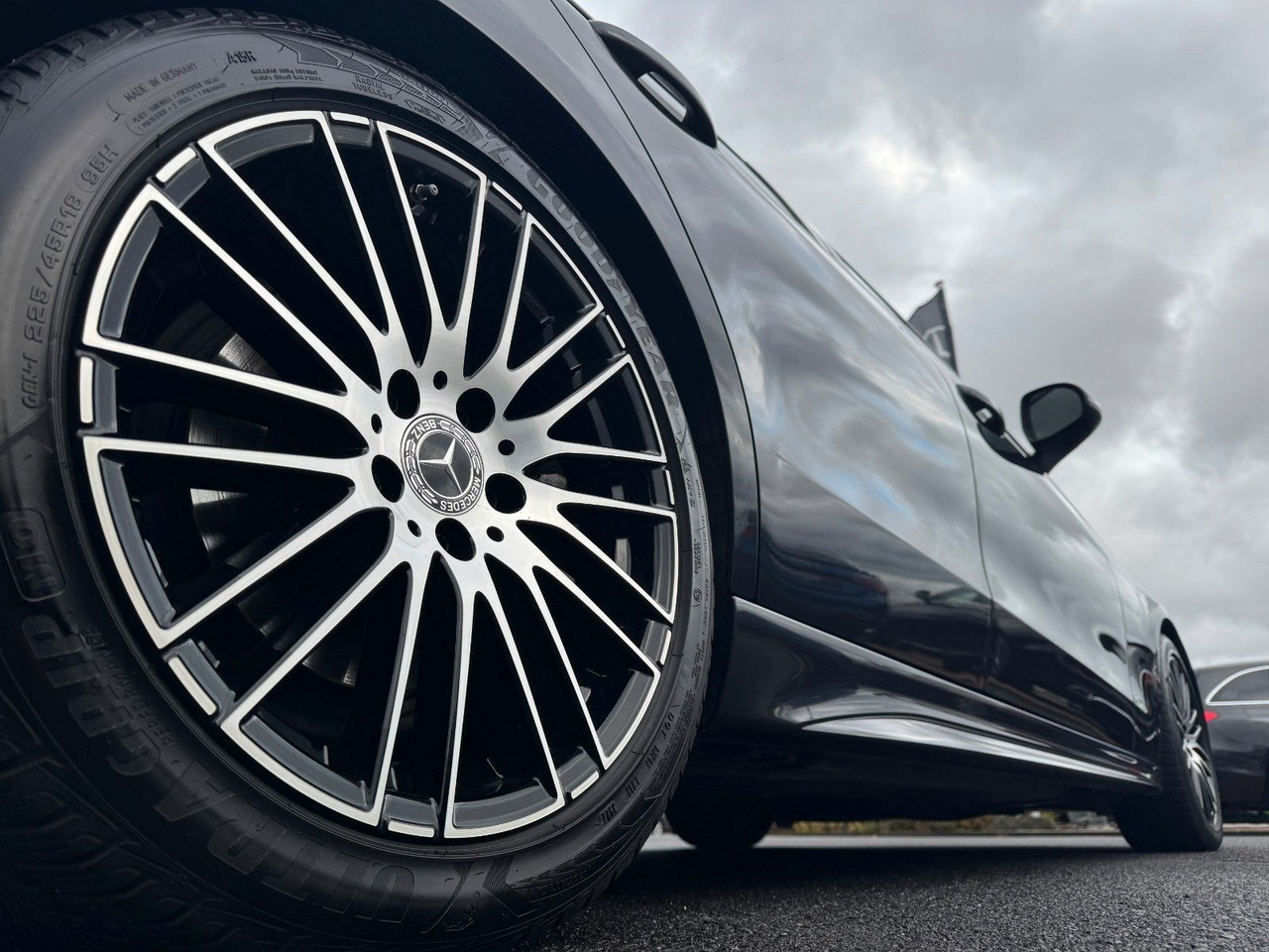 Mercedes-Benz C 300d AMG+AHK+RFK+Ambiente+Night+SportfahrW - سيدان: صور 5 Mercedes-Benz C 300d AMG+AHK+RFK+Ambiente+Night+SportfahrW - سيدان: صور 5