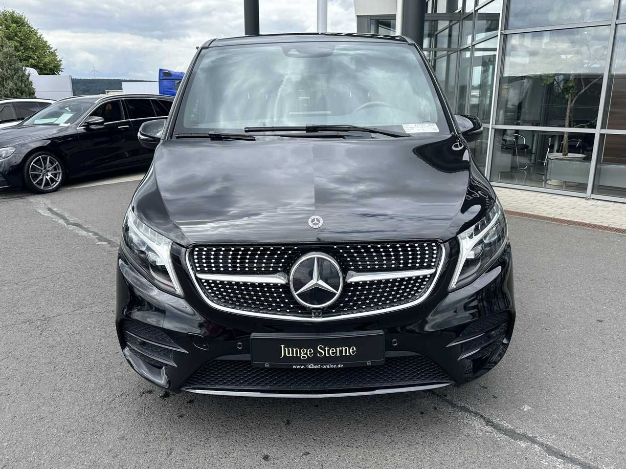 Mercedes-Benz V 300 d 4MATIC EXCLUSIVE AMG Panorama DISTRONIC - سيارة: صور 2 Mercedes-Benz V 300 d 4MATIC EXCLUSIVE AMG Panorama DISTRONIC - سيارة: صور 2