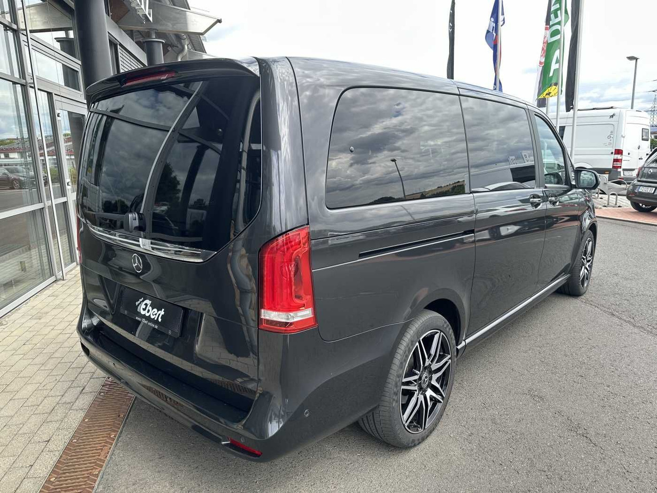 Mercedes-Benz V 300 d EDITION AMG AHK Tisch Leder ILS 7Sitze - سيارة: صور 4 Mercedes-Benz V 300 d EDITION AMG AHK Tisch Leder ILS 7Sitze - سيارة: صور 4