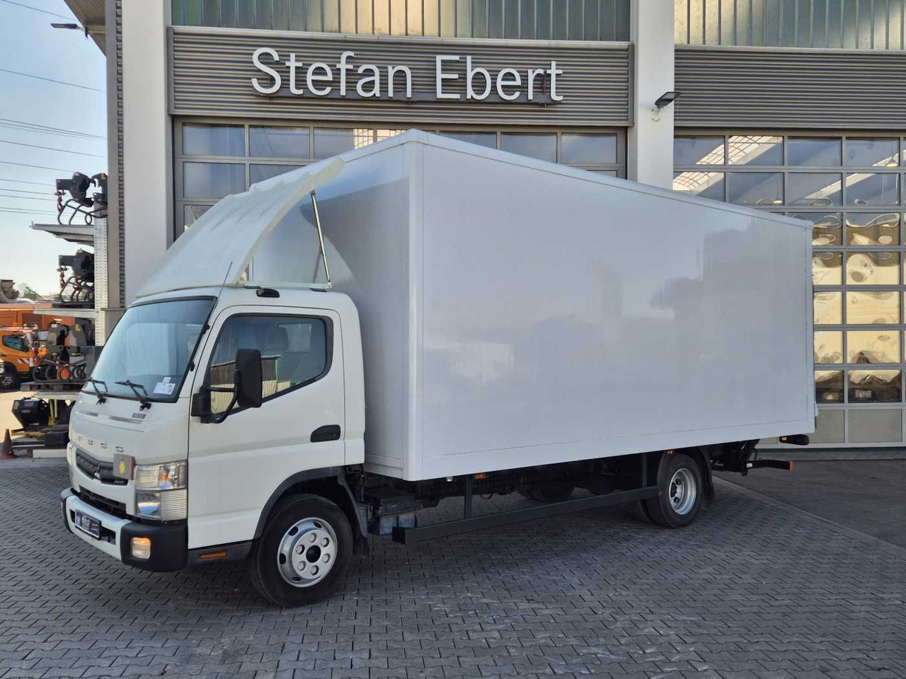 Mitsubishi Fuso Canter 7C18 Koffer LBW Spoiler Klima - بصندوق مغلق شاحنة: صور 3 Mitsubishi Fuso Canter 7C18 Koffer LBW Spoiler Klima - بصندوق مغلق شاحنة: صور 3
