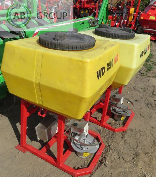 APV Siewnik poplonów 250 l USZKODZONY / DOSTĘPNY OD RĘKI - آلة رش الأسمدة: صور 1 APV Siewnik poplonów 250 l USZKODZONY / DOSTĘPNY OD RĘKI - آلة رش الأسمدة: صور 1