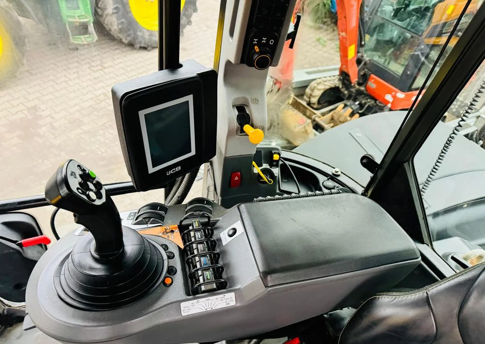 جرار JCB FASTRAC 4220: صور 14