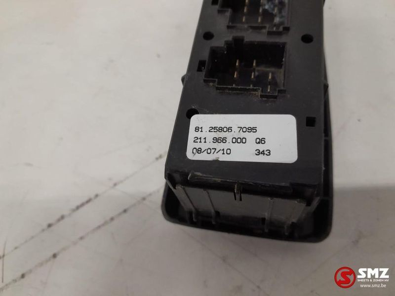 MAN Occ vensterschakelaar MAN TGS 81258067095 - الكابينة والداخلية - شاحنة: صور 5 MAN Occ vensterschakelaar MAN TGS 81258067095 - الكابينة والداخلية - شاحنة: صور 5