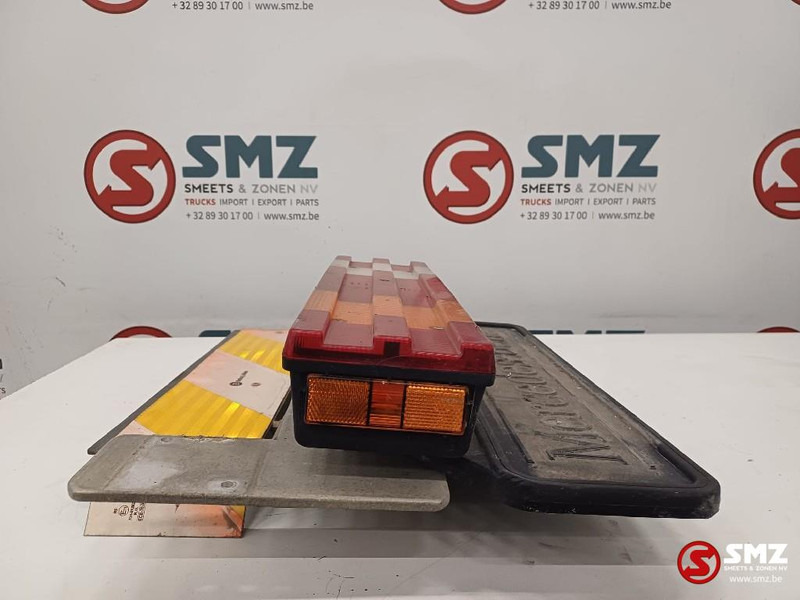 Mercedes-Benz Occ achterlicht links met steun Mercedes - الضوء الخلفي - شاحنة: صور 4 Mercedes-Benz Occ achterlicht links met steun Mercedes - الضوء الخلفي - شاحنة: صور 4