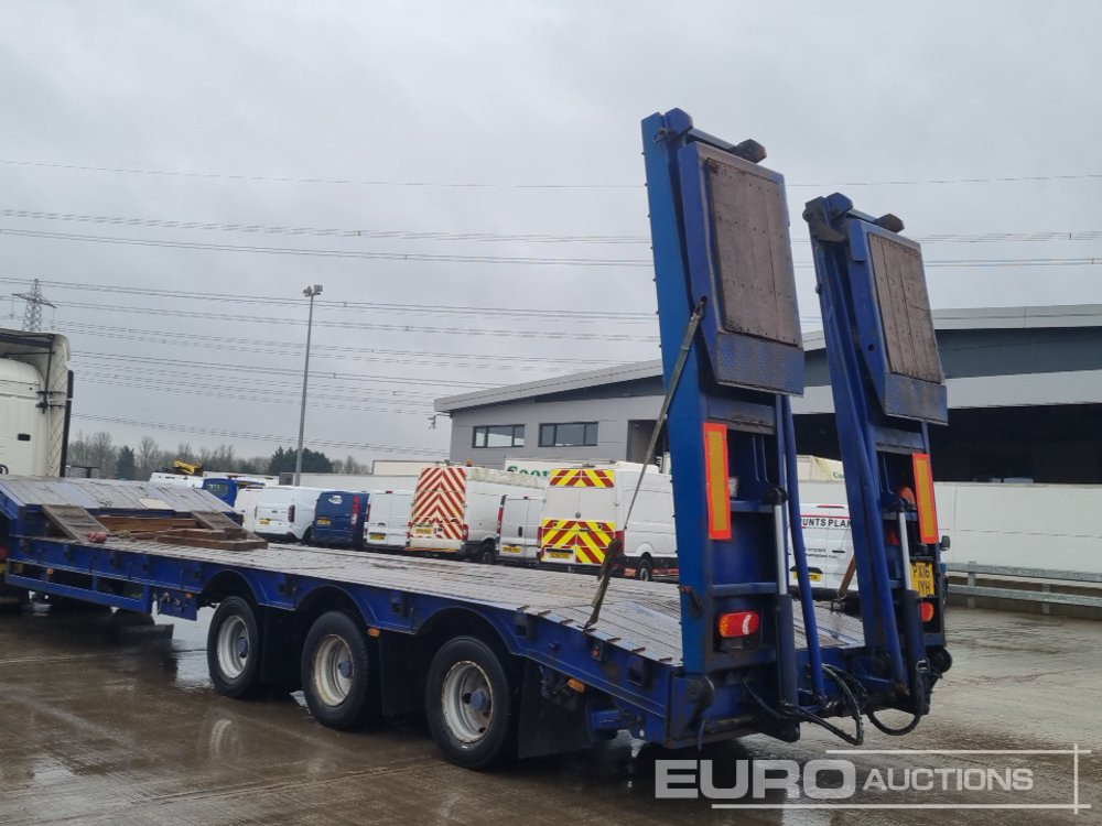 2005 Tirsan Tri Axle Step Frame Low Loader Trailer, Neck Ramps, Out Riggers, Hydraulic Flip Toe Ramps - عربة مسطحة منخفضة نصف مقطورة: صور 3 2005 Tirsan Tri Axle Step Frame Low Loader Trailer, Neck Ramps, Out Riggers, Hydraulic Flip Toe Ramps - عربة مسطحة منخفضة نصف مقطورة: صور 3