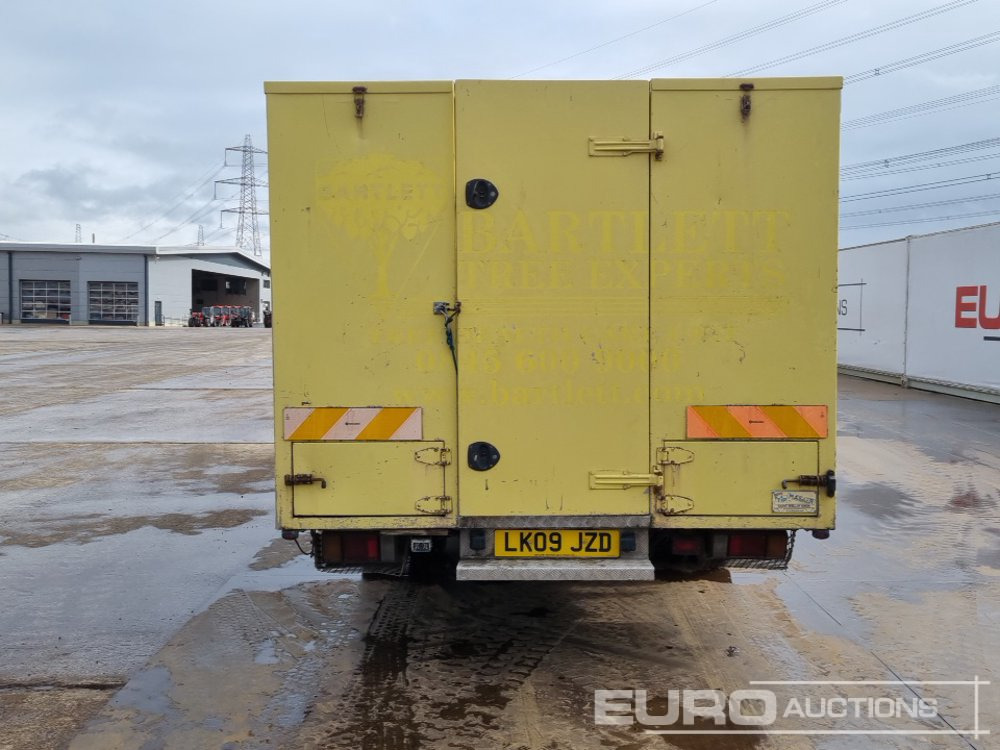 2009 Isuzu NPR-7 - بصندوق مغلق شاحنة: صور 4 2009 Isuzu NPR-7 - بصندوق مغلق شاحنة: صور 4