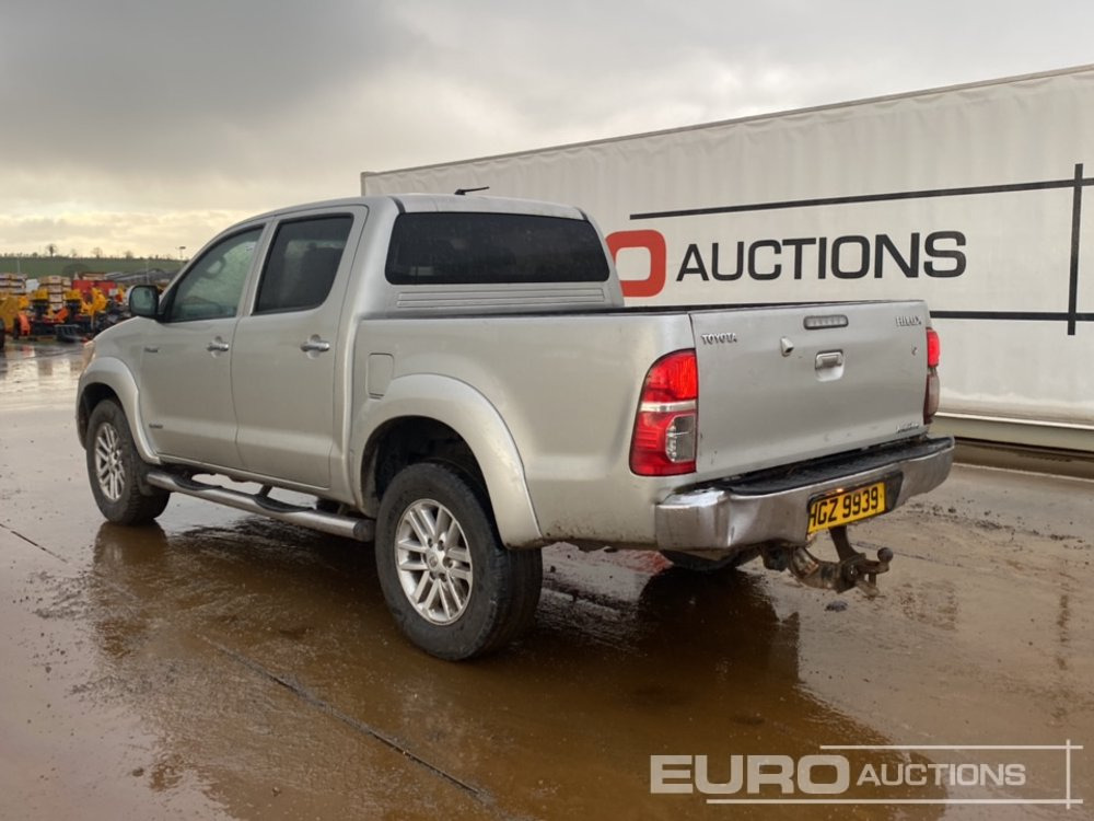 2013 Toyota Hilux Invincible - شاحنة البيك أب: صور 3 2013 Toyota Hilux Invincible - شاحنة البيك أب: صور 3