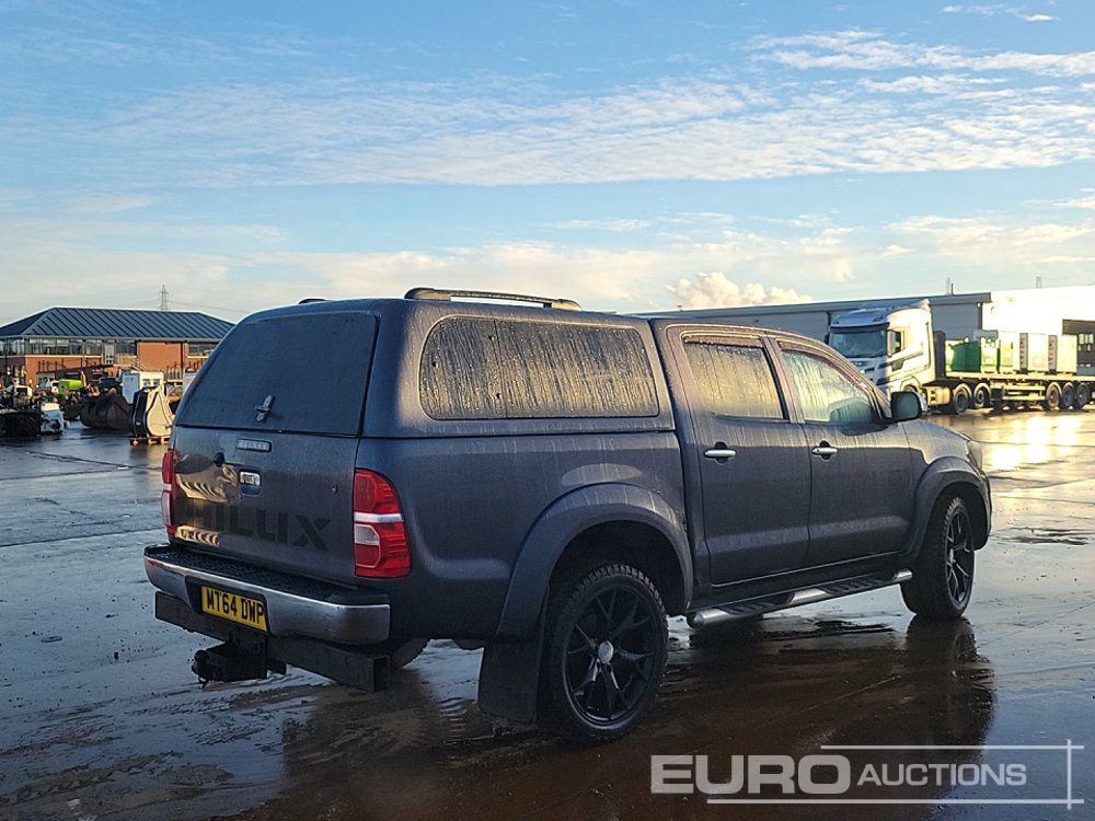 2014 Toyota Hilux Invincible - شاحنة البيك أب: صور 5 2014 Toyota Hilux Invincible - شاحنة البيك أب: صور 5