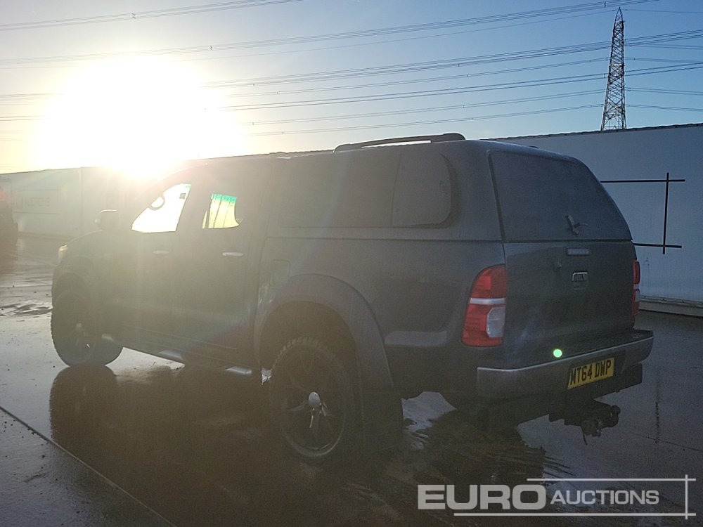 2014 Toyota Hilux Invincible - شاحنة البيك أب: صور 3 2014 Toyota Hilux Invincible - شاحنة البيك أب: صور 3