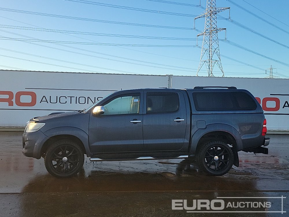 2014 Toyota Hilux Invincible - شاحنة البيك أب: صور 2 2014 Toyota Hilux Invincible - شاحنة البيك أب: صور 2