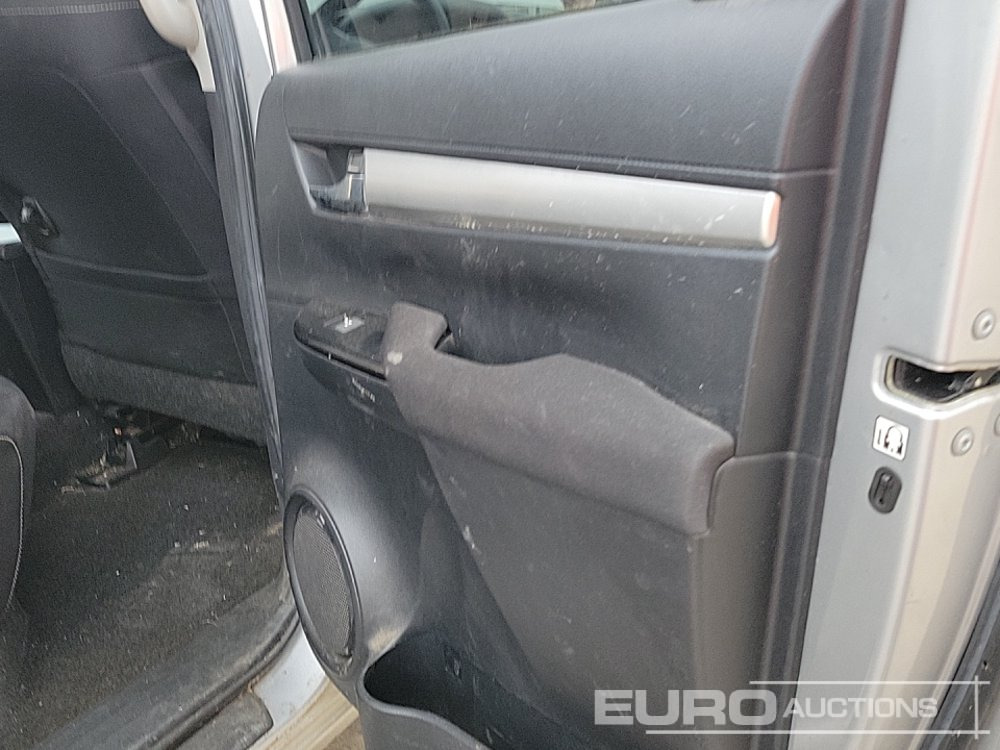 شاحنة البيك أب 2016 Toyota Hilux Invincible: صور 25