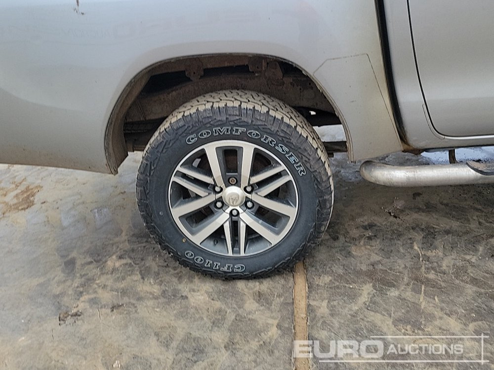 شاحنة البيك أب 2016 Toyota Hilux Invincible: صور 11