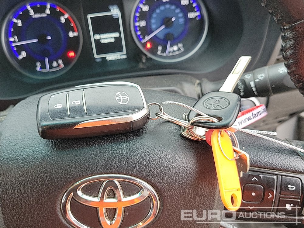 شاحنة البيك أب 2016 Toyota Hilux Invincible: صور 45