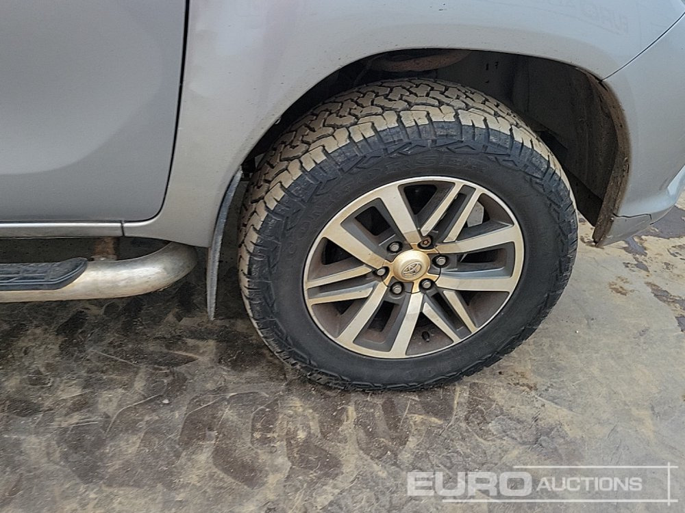 شاحنة البيك أب 2016 Toyota Hilux Invincible: صور 12