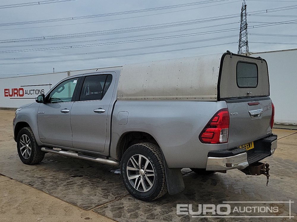 2016 Toyota Hilux Invincible - شاحنة البيك أب: صور 3 2016 Toyota Hilux Invincible - شاحنة البيك أب: صور 3