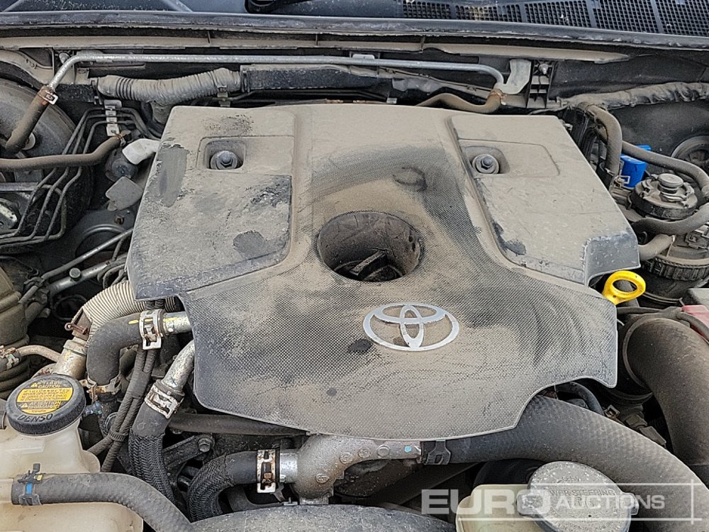 شاحنة البيك أب 2016 Toyota Hilux Invincible: صور 18