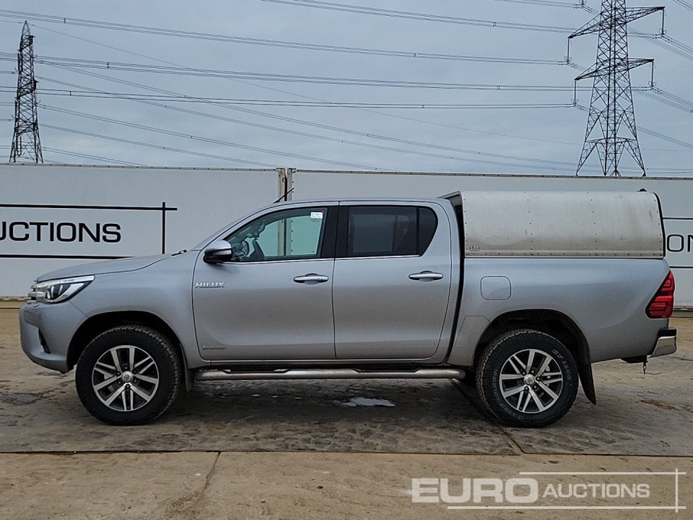2016 Toyota Hilux Invincible - شاحنة البيك أب: صور 2 2016 Toyota Hilux Invincible - شاحنة البيك أب: صور 2
