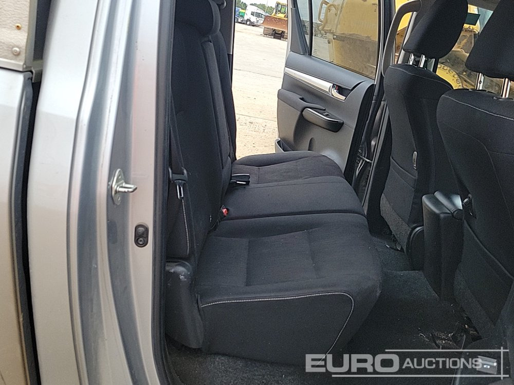 شاحنة البيك أب 2016 Toyota Hilux Invincible: صور 26