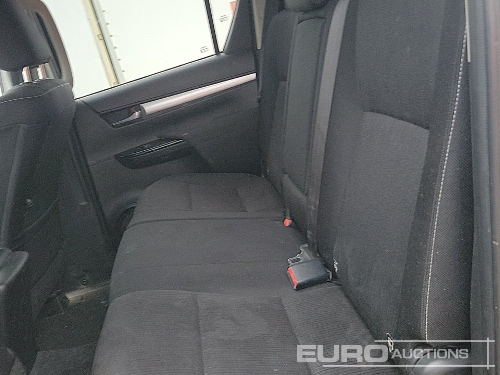 شاحنة البيك أب 2016 Toyota Hilux Invincible: صور 24