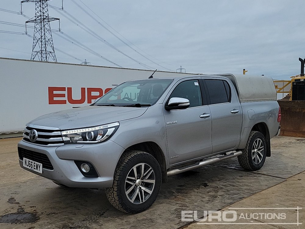 2016 Toyota Hilux Invincible - شاحنة البيك أب: صور 1 2016 Toyota Hilux Invincible - شاحنة البيك أب: صور 1
