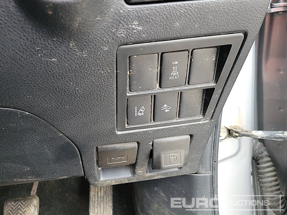 شاحنة البيك أب 2016 Toyota Hilux Invincible: صور 39