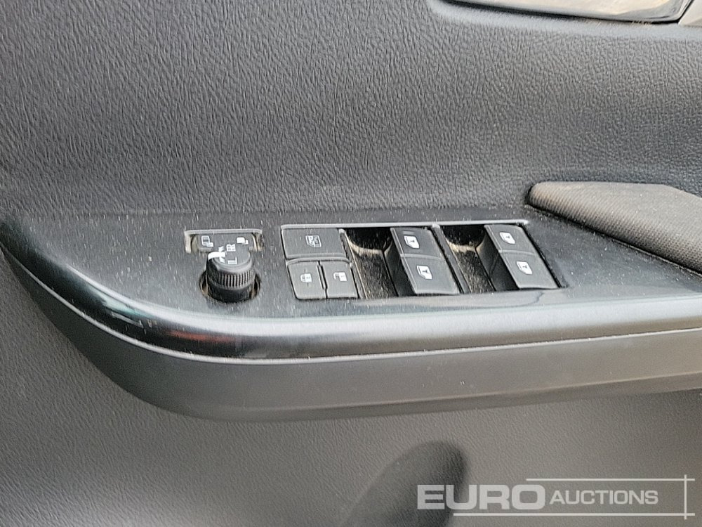 شاحنة البيك أب 2016 Toyota Hilux Invincible: صور 40