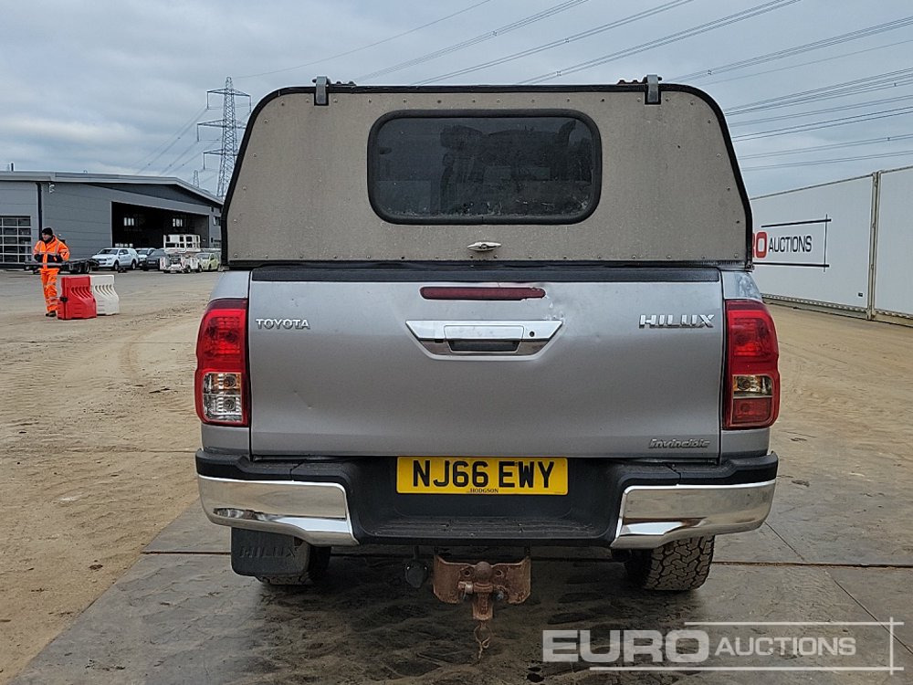 2016 Toyota Hilux Invincible - شاحنة البيك أب: صور 4 2016 Toyota Hilux Invincible - شاحنة البيك أب: صور 4