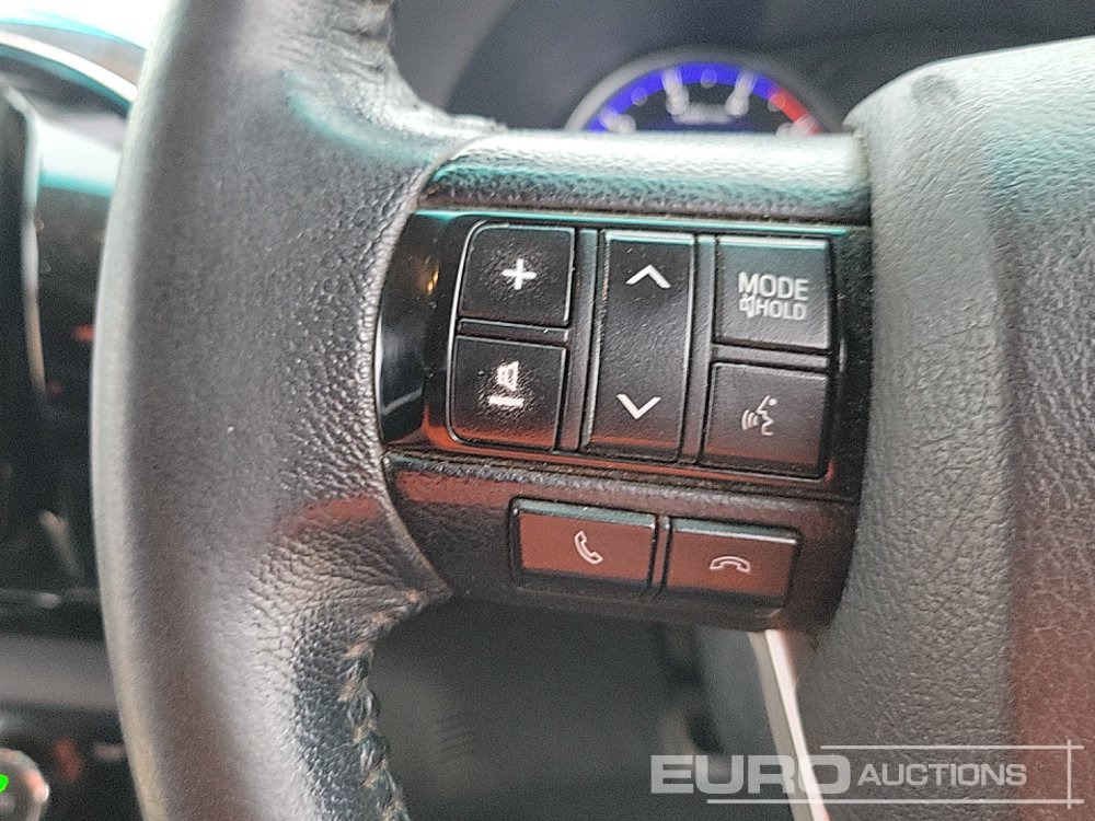 شاحنة البيك أب 2016 Toyota Hilux Invincible: صور 37