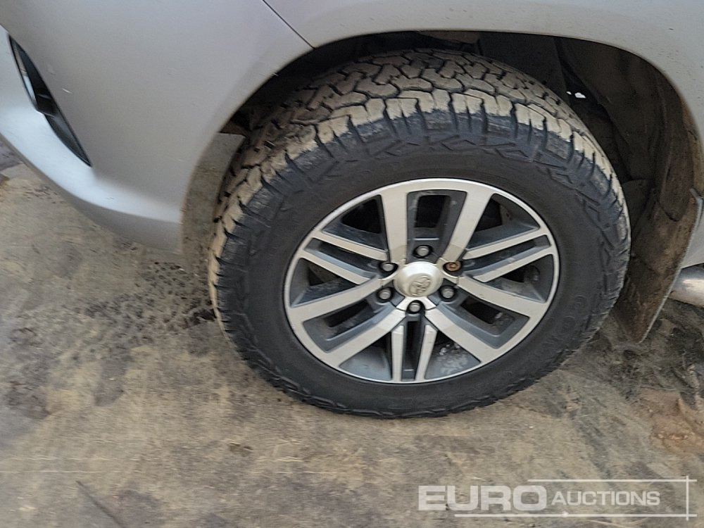 شاحنة البيك أب 2016 Toyota Hilux Invincible: صور 9