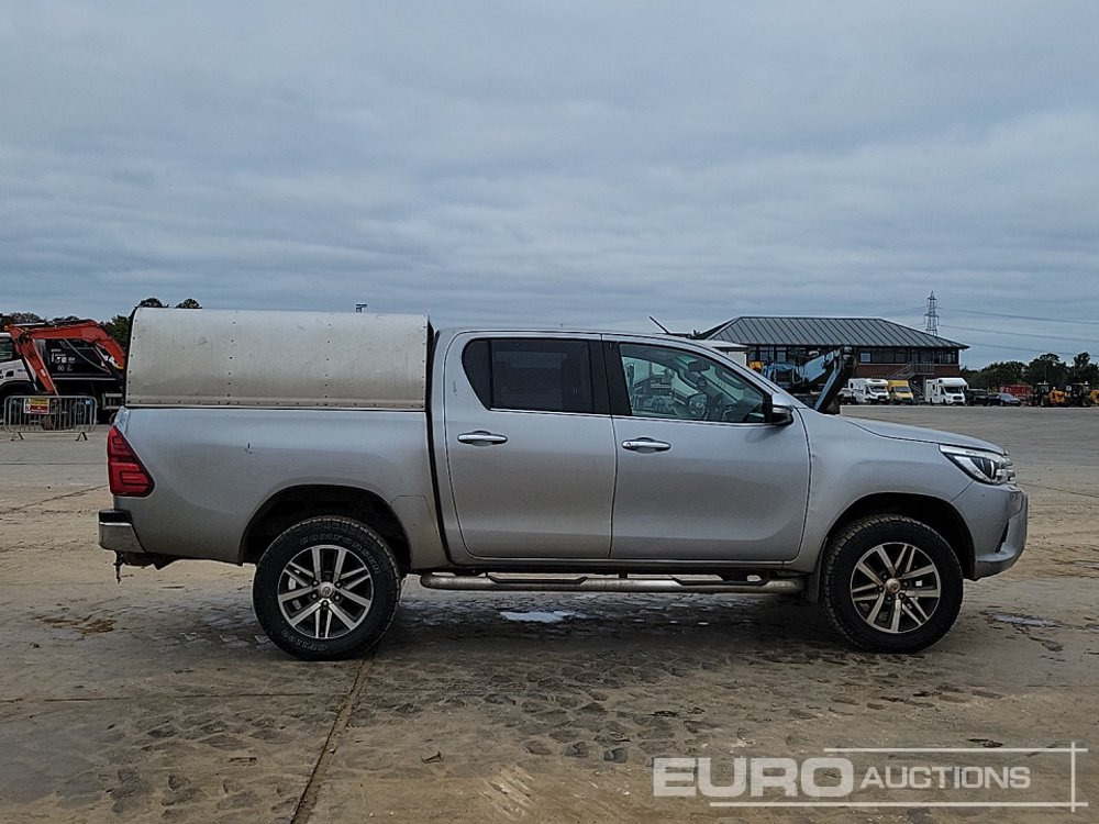 شاحنة البيك أب 2016 Toyota Hilux Invincible: صور 6