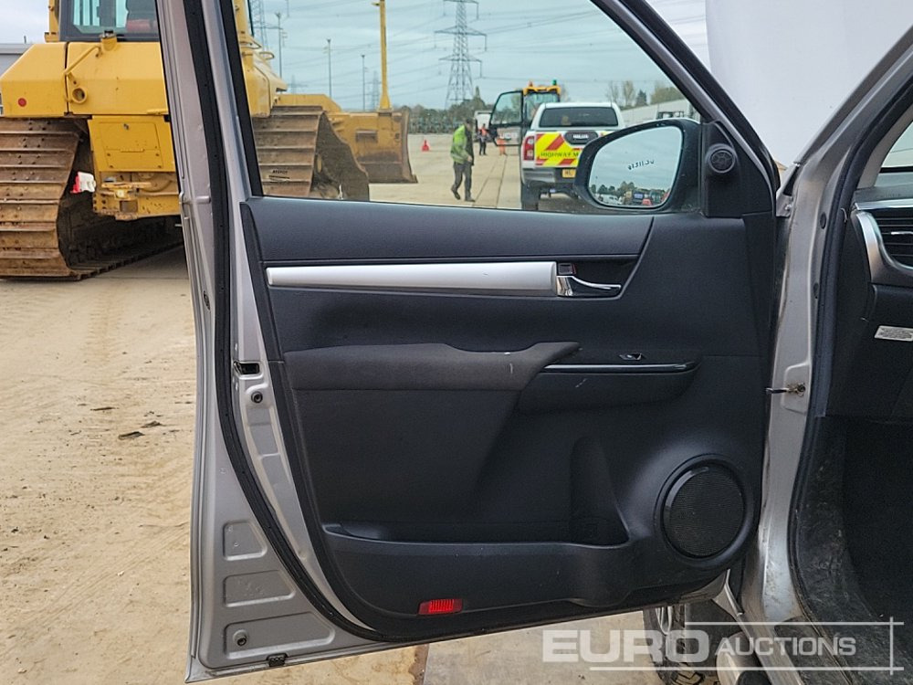 شاحنة البيك أب 2016 Toyota Hilux Invincible: صور 27