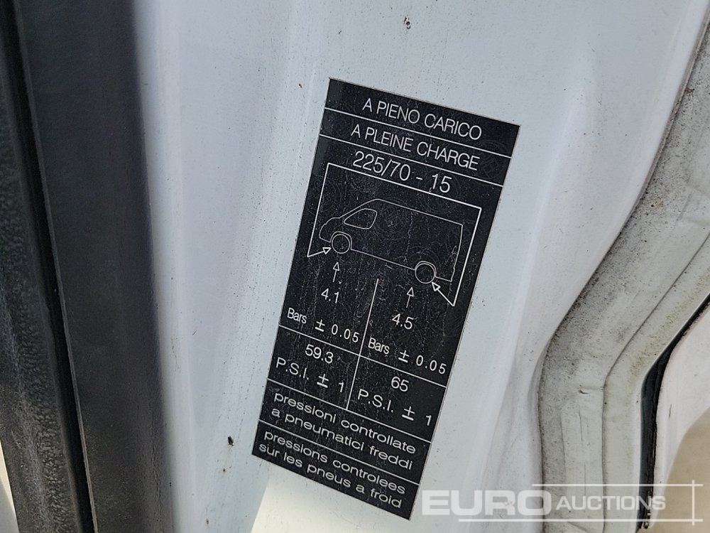 الشاحنات الصغيرة المسطحة 2020 Peugeot Boxer 335: صور 22