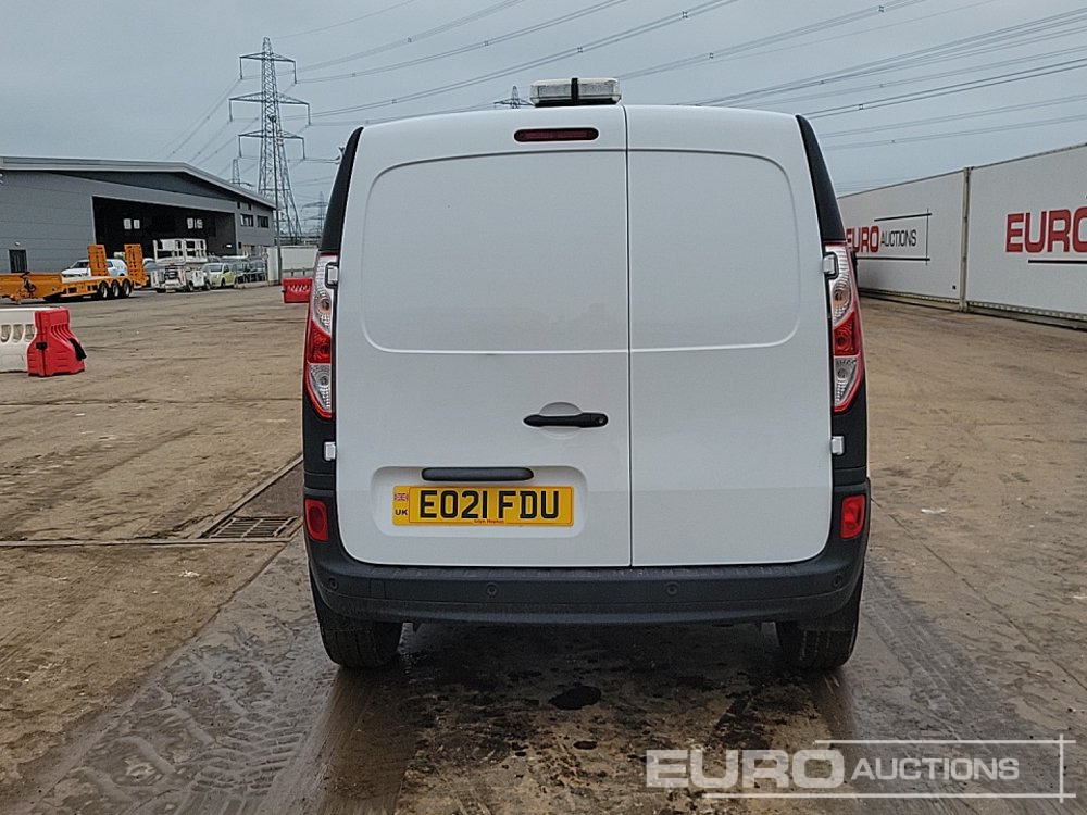 2021 Nissan NV250 - الشاحنات الصغيرة: صور 4 2021 Nissan NV250 - الشاحنات الصغيرة: صور 4