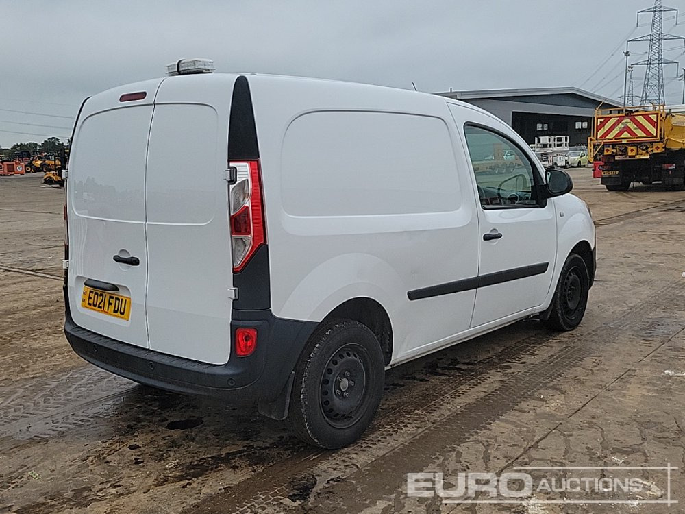 2021 Nissan NV250 - الشاحنات الصغيرة: صور 5 2021 Nissan NV250 - الشاحنات الصغيرة: صور 5