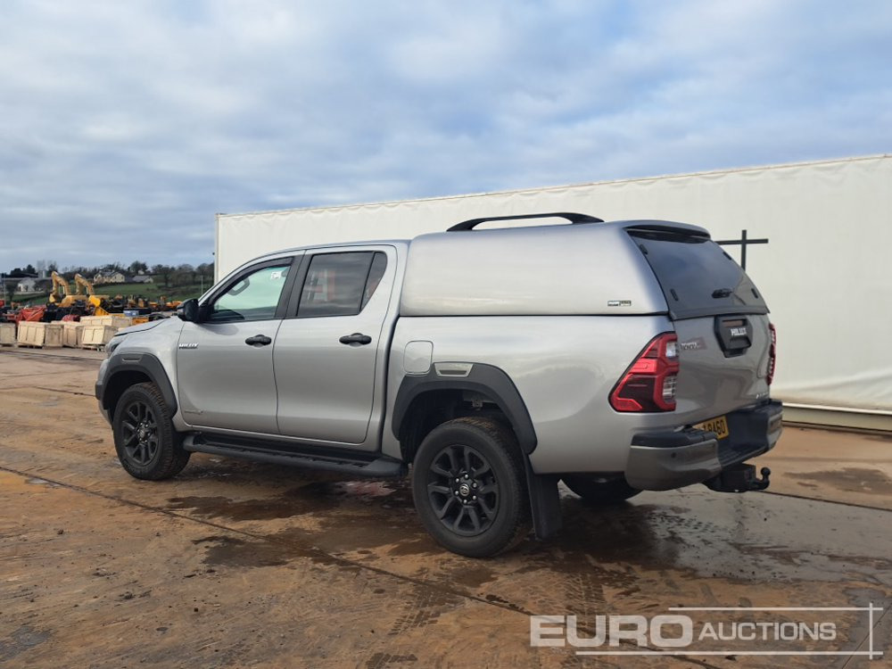 2022 Toyota Hilux Invincible X - شاحنة البيك أب: صور 3 2022 Toyota Hilux Invincible X - شاحنة البيك أب: صور 3