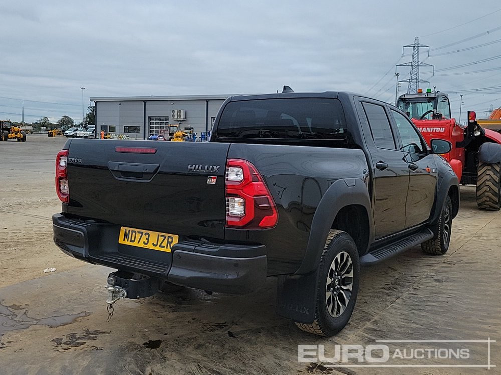 2023 Toyota Hilux GR Sport - شاحنة البيك أب: صور 5 2023 Toyota Hilux GR Sport - شاحنة البيك أب: صور 5