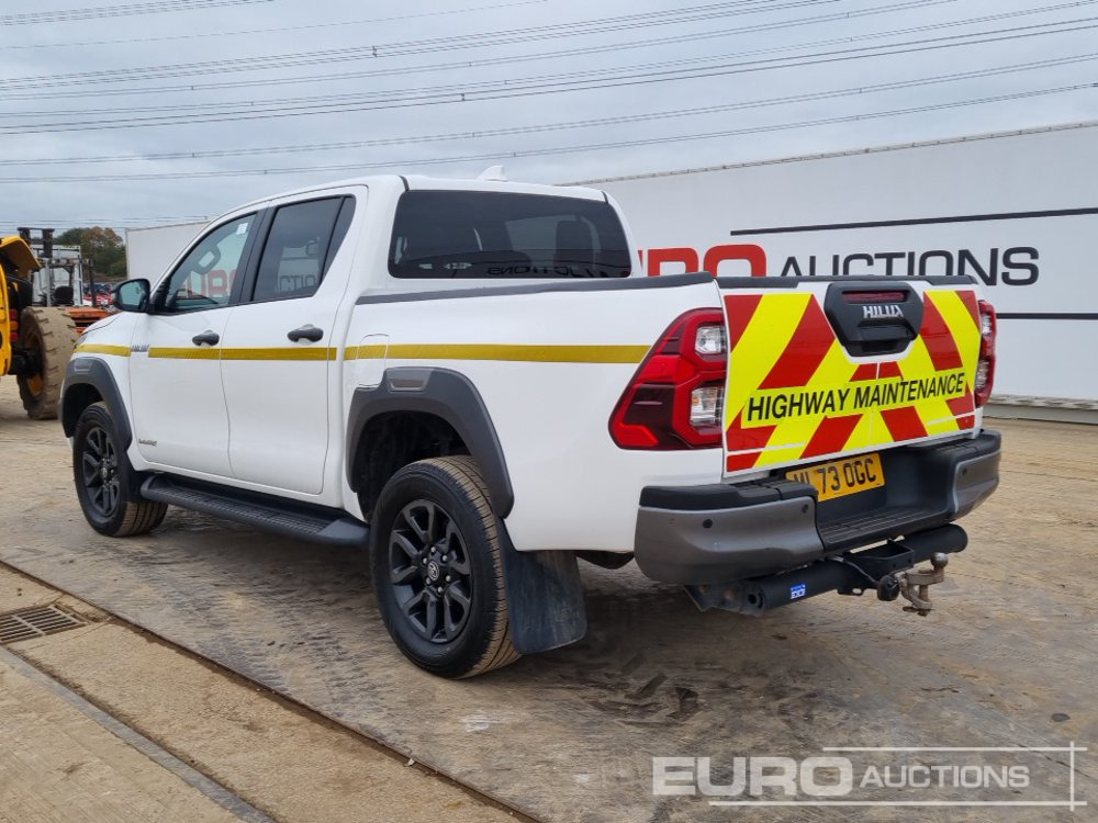 2023 Toyota Hilux Invincible X - شاحنة البيك أب: صور 3 2023 Toyota Hilux Invincible X - شاحنة البيك أب: صور 3