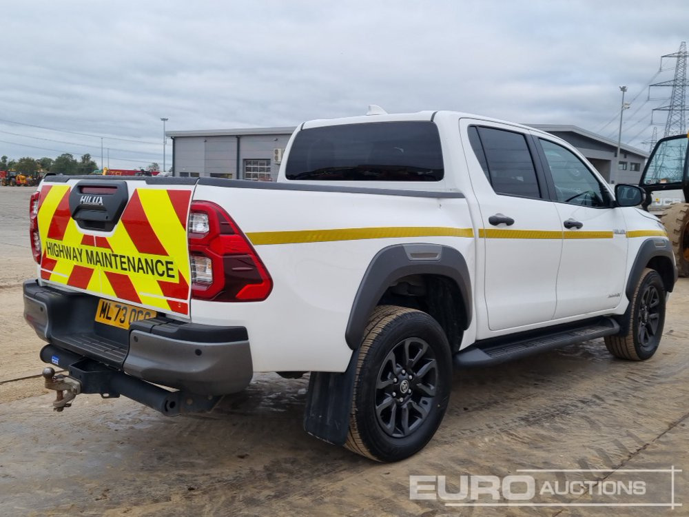 2023 Toyota Hilux Invincible X - شاحنة البيك أب: صور 5 2023 Toyota Hilux Invincible X - شاحنة البيك أب: صور 5