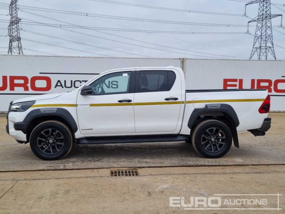 2023 Toyota Hilux Invincible X - شاحنة البيك أب: صور 2 2023 Toyota Hilux Invincible X - شاحنة البيك أب: صور 2